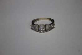 A 14 CT GOLD FIVE STONE DRESS RING