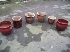 A SELECTION OF 6 LARGE CERAMIC GARDEN PLANTER POTS