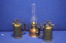 A COPPER OIL LAMP AND 2 BRASS SPRAY CANS