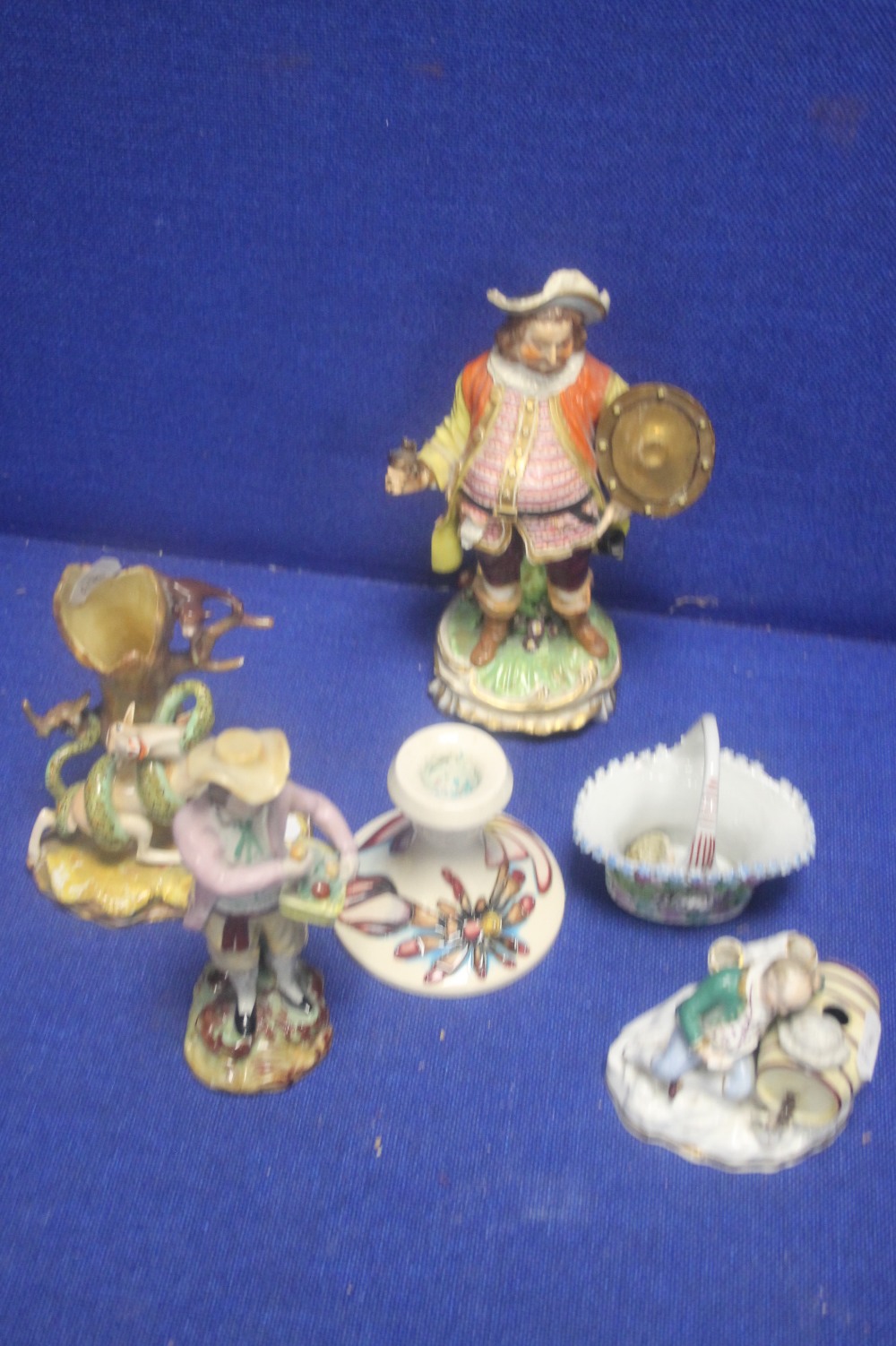 A COLLECTION OF ASSORTED CERAMICS TO INCLUDE A MOORCROFT CANDLE HOLDER - Image 2 of 2