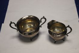 A HALLMARKED SILVER CREAM JUG TOGETHER WITH A SUGAR BOWL APPROX WEIGHT 89G