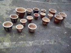 A SELECTION OF 17 CERAMIC GARDEN PLANTER POTS