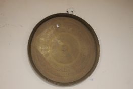 A LARGE CIRCULAR METAL TRAY D 57 CM