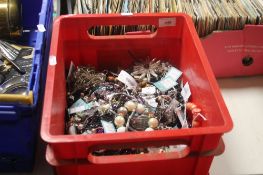 A TRAY OF ASSORTED COSTUME JEWELLERY
