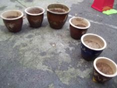 A SELECTION OF 6 LARGE CERAMIC PLANTER POTS