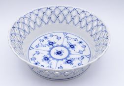 Obstschale "Royal Copenhagen" Dekor Musselmalet , am Boden mit grüner Firmenmarke und blauen Wellen