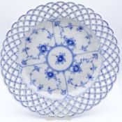 Schale "Royal Copenhagen" Dekor Musselmalet , am Boden mit grüner Firmenmarke und blauen Wellen, H.