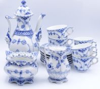 Mokka Service f. 6 Personen "Royal Copenhagen" Dekor Musselmalet, Vollspitze, 15tlg. Kanne H. 21cm,