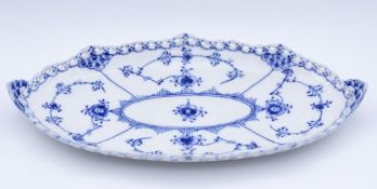 Ovale Schale "Royal Copenhagen" Dekor Musselmalet Vollspitze, am Boden mit grüner Firmenmarke und b