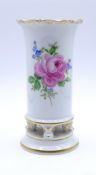 Vase Meissen, Schwertermarke, 1.Wahl, florales Dekor, Goldbemalung, H. 14cm, unbeschädigt