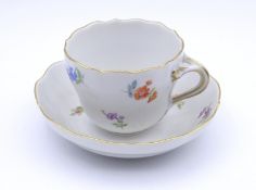Mokka Tasse mit U.T.  Meissen, Schwertermarke, 1.Wahl, Streublümchen, Goldbemalung, H. 6,0cm, unbes