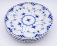 Drei Kuchenteller "Royal Copenhagen" Dekor Musselmalet Vollspitze, am Boden mit grüner Firmenmarke 