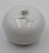 Deckeldose, KPM Berlin, Weißporzellan, plast. Deckelblüte, H-11cm D-12cm.
