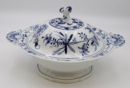 gr. Deckelterrine, Meissen, Schwertermarke, Zwiebelmuster, 1. Wahl, ca. H-20cm.