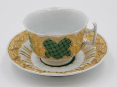 Prunkgedeck, Schwertermarke, Meissen, bemalt, Untertasse am Rand bestossen, berieben, Tasse H-6,7cm