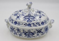 ovale Deckelterrine, Meissen, Schwertermarke, Zwiebelmuster, 3 Schleifstriche, ca. H-20cm B-30cm.