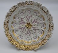 Prunkteller, Meissen, Schwertermarke, Akanthusrelief, Goldzier (berieben), D-26cm.