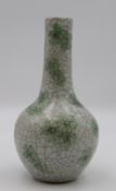 Keulenvase, wohl Japan, Craqueléedekor mit floraler Bemalung, Standring bestossen, H-22,5cm.