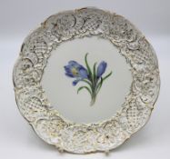 Zierteller, Meissen, Schwertermarke, 1. Wahl, Blumenbemalung, Goldzier, D-29cm.
