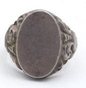 Silberring mit blanker Gravurplatte, 835/000, RG61/62, 10 gr., mit Altersspuren, reinigungsbedürfti