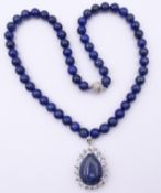 Lapislazuli Halskette mit Anhänger und silberfarbener Magnetschließe, L. 49,5cm, 70g.