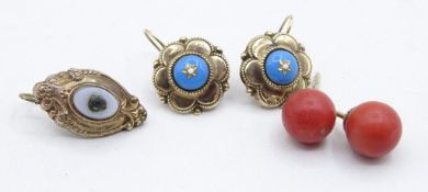 3 Teile antiker Ohrschmuck, Koralle, Schaumgold, L. 2 - 2,3 cm, Ø Korallenkugeln: 1 cm, mit Alterss