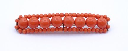Korallen Haar Brosche bzw. Nadel, L. 7,8cm, mittig Korallen D. 9,0-9,4mm, 1x kleine beschädigt, 1x 
