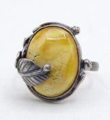 Alter Silberring mit Bernsteincabochon, 925/000, RG 58, 3 gr., mit Altersspuren, Bernstein rissig, 