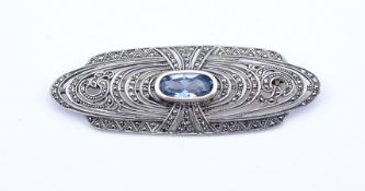 Schöne Silber Brosche HWH 925 mit Markasiten und facc. blauen Edelstein, L. 7,0cm, 16,7g.