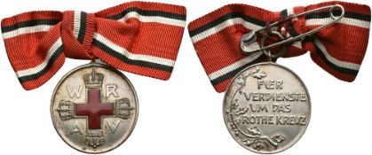 Preußen, Rote Kreuz Medaille 2. Klasse (1898-1921), Tombak versilbert, emailliert, an Bandschleife m