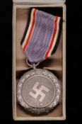 Luftschutz-Ehrenzeichen, 2. Stufe, aus Feinzink am Band, mit Anstecknadel vernäht, im Verleihungsetu