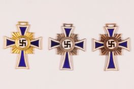 3x Ehrenkreuz der Deutschen Mutter, 1. Stufe, 2. Form, 16. Dezember 1938, in Gold, in Silber und in