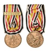 China-Denkmünze für Kämpfer (1901), Kupfer vergoldet, am Band mit aufgeklammerter Gefechtsspange \Fo