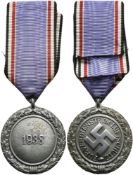 Luftschutz-Ehrenzeichen, 2. Stufe, aus Feinzink am Band, in Original-Verleihungstüte, OEK 3509, Tüte