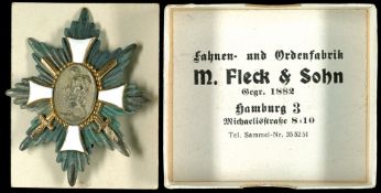 Deutsches-Feld-Ehrenzeichen, Steckkreuz, Buntmetall versilbert und getönt, rückseitig mit Hersteller