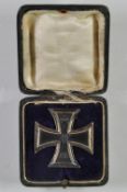 Preußen, Eisernes Kreuz 1914, 1. Klasse, flache Form, auf Nadel \K.A.G.\, im schwarzen Verleihungset