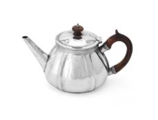 AN EDWARDIAN SILVER RIBBED CIRCULAR TEA POT, EDWARD BARNARD & SONS LTD