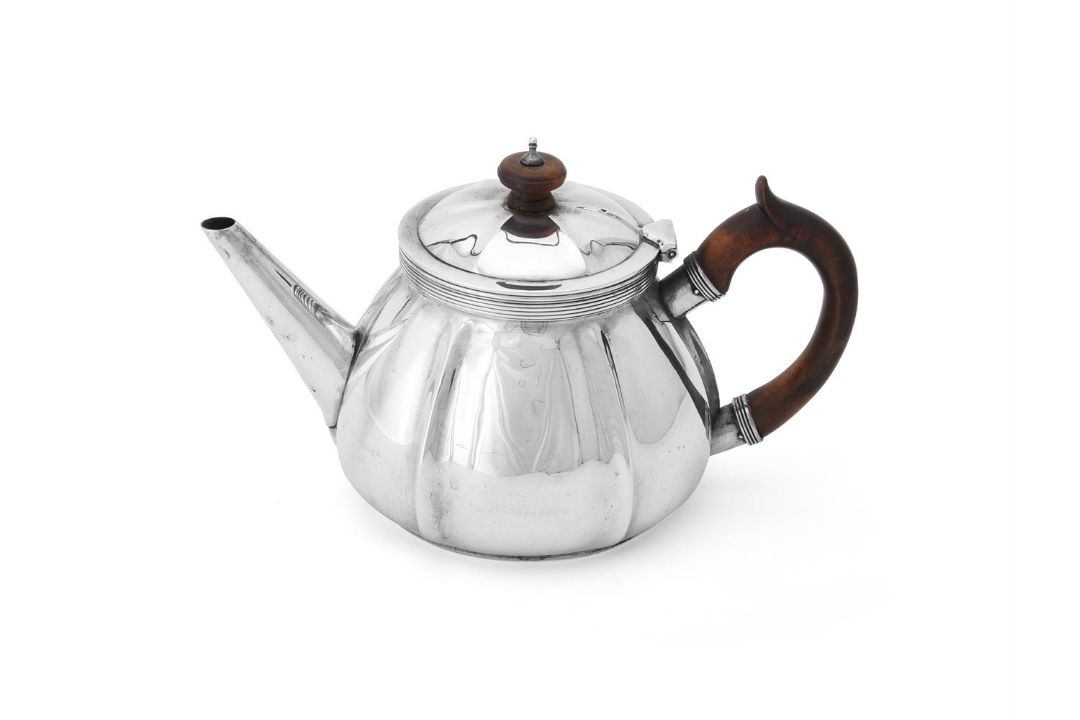 AN EDWARDIAN SILVER RIBBED CIRCULAR TEA POT, EDWARD BARNARD & SONS LTD - Image 1 of 2