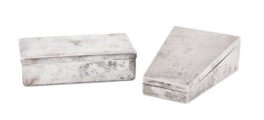 AN EDWARDIAN PLAIN SILVER WEDGE SHAPED BOX, GREY & CO.