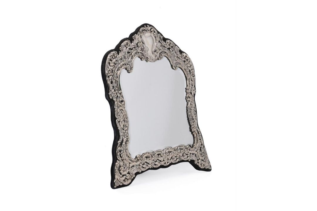 AN EDWARDIAN SILVER MOUNTED DRESSING TABLE MIRROR, THE GOLDSMITHS & SILVERSMITHS CO. LTD - Image 1 of 2