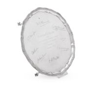 A SILVER SHAPED CIRCULAR SALVER, THE GOLDSMITHS & SILVERSMITHS CO. LTD