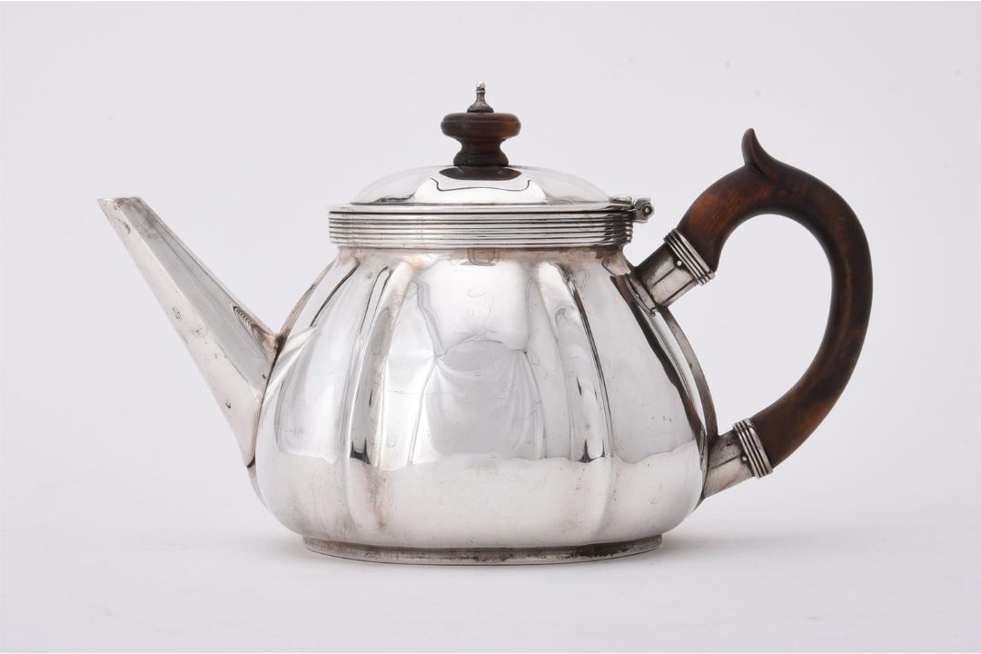 AN EDWARDIAN SILVER RIBBED CIRCULAR TEA POT, EDWARD BARNARD & SONS LTD - Image 2 of 2
