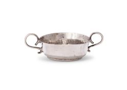 A WILLIAM & MARY SMALL SILVER CIRCULAR DISH OR SAUCER, WILLIAM MIDDLETON