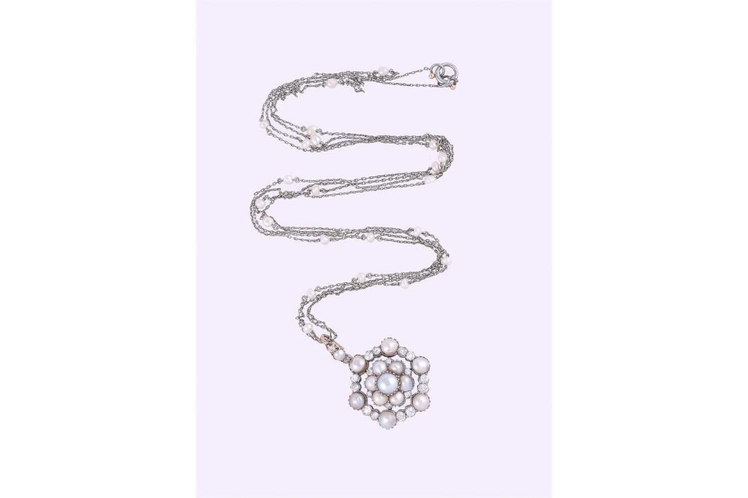 A LATE VICTORIAN DIAMOND AND HALF PEARL PENDANT WITH EARLY 20TH CENTURY PEARL CHAIN - Image 3 of 3