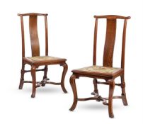 A PAIR OF EARLY GEORGIAN OAK CHAIRS, CIRCA 1725