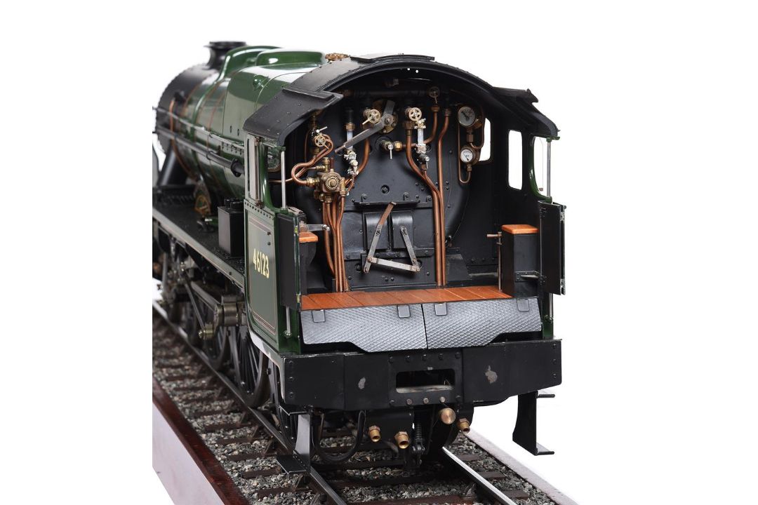 A fine model of a 5 inch gauge British Railways Royal Scott 4-6-0 locomotive and tender - Image 4 of 6