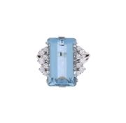 AN AQUAMARINE AND DIAMOND DRESS RING