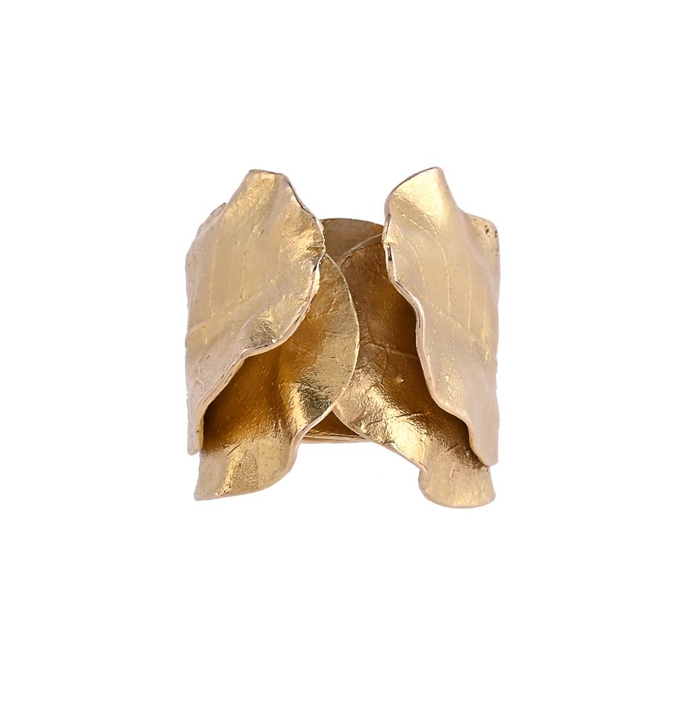 ZOLOTAS, DESIGN ATTRIBUTED TO CLAUDE LALANNE, A GOLD COLOURED LAUREL LEAF RING - Image 4 of 4