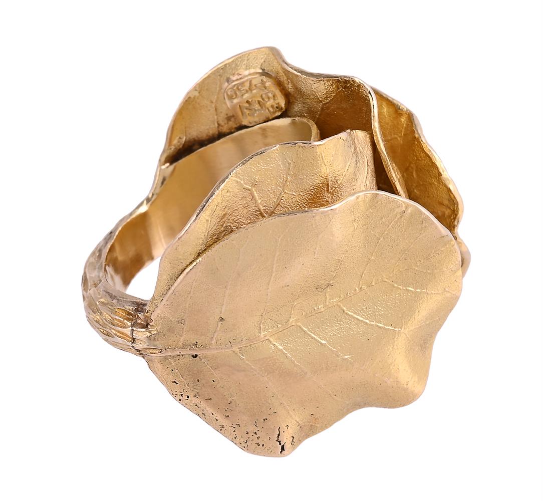 ZOLOTAS, DESIGN ATTRIBUTED TO CLAUDE LALANNE, A GOLD COLOURED LAUREL LEAF RING - Image 2 of 4