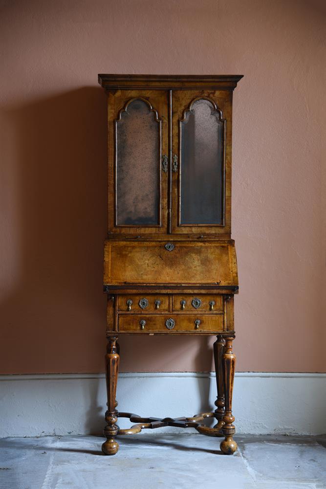 A QUEEN ANNE WALNUT AND FEATHER BANDED BUREAU CABINET, CIRCA 1705 - Image 3 of 7
